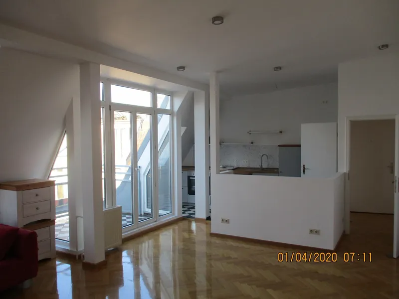 Wunderschöne 4-Raum Dachgeschoß-Altbauwohnung im beliebten Friedrichshain — photo 1